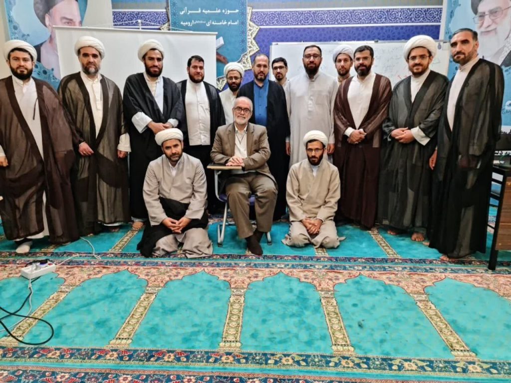 استاد بذرافشان در کنار شرکت‌کنندگان کارگاه مهارت‌افزایی اساتید، ارومیه